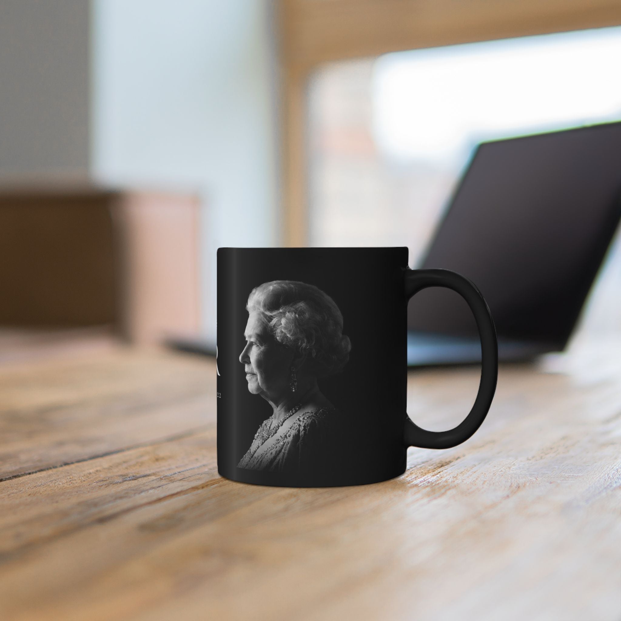 Queen Elizabeth II Memorial Black Mug – E II R Tribute Design (1926–2022)