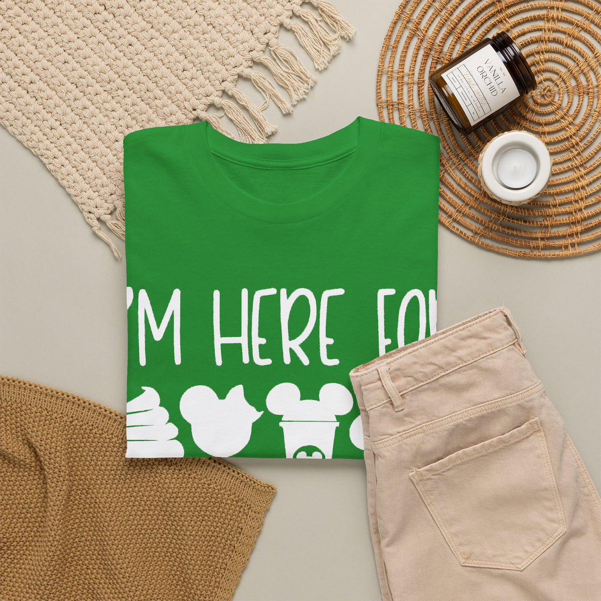 I'm here for the snacks Unisex Heavy Cotton Tee