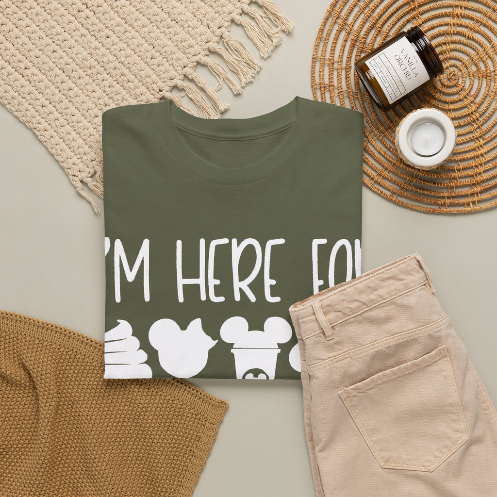I'm here for the snacks Unisex Heavy Cotton Tee