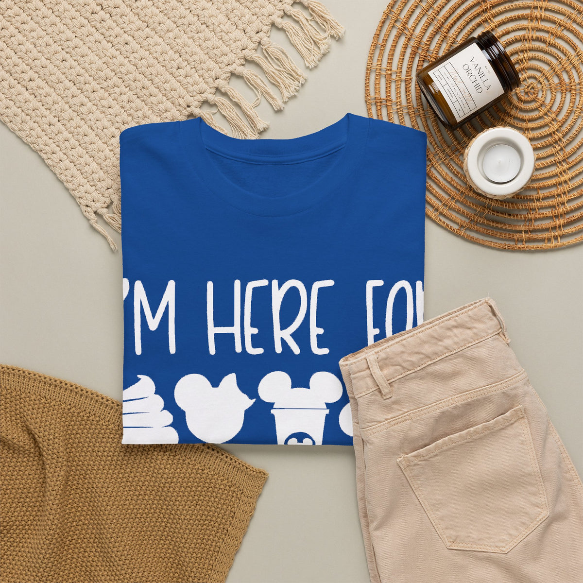 I'm here for the snacks Unisex Heavy Cotton Tee