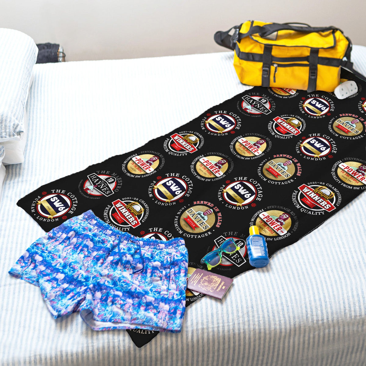 Fulham - Football Legends - Microfibre Beach Towel - 150cm x 75cm