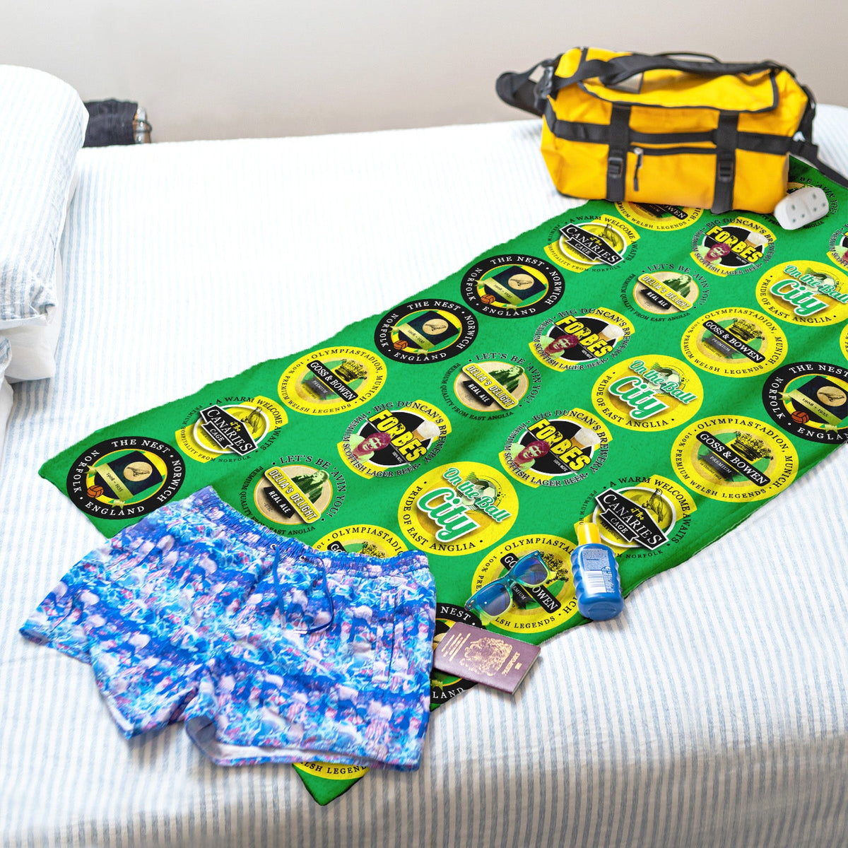 Norwich - Football Legends - Microfibre Beach Towel - 150cm x 75cm